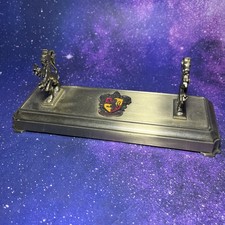 Harry Potter Hufflepuff Varita Soporte Tejón Cresta Licencia 8”