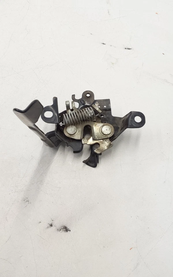 Toyota Yaris 2013 pestillo de capó OEM Foto 2 de 4