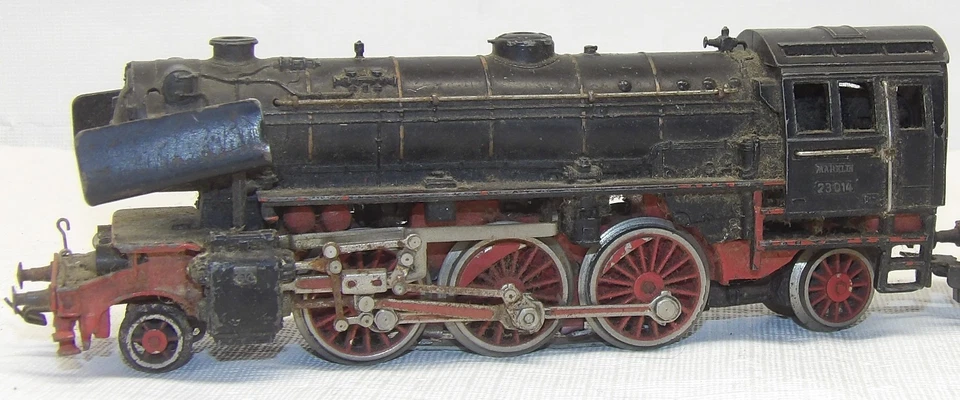 Vintage Marklin HO scale steam engine 23014, 5 cars & accessories-poor to fair - Image 2 of 4