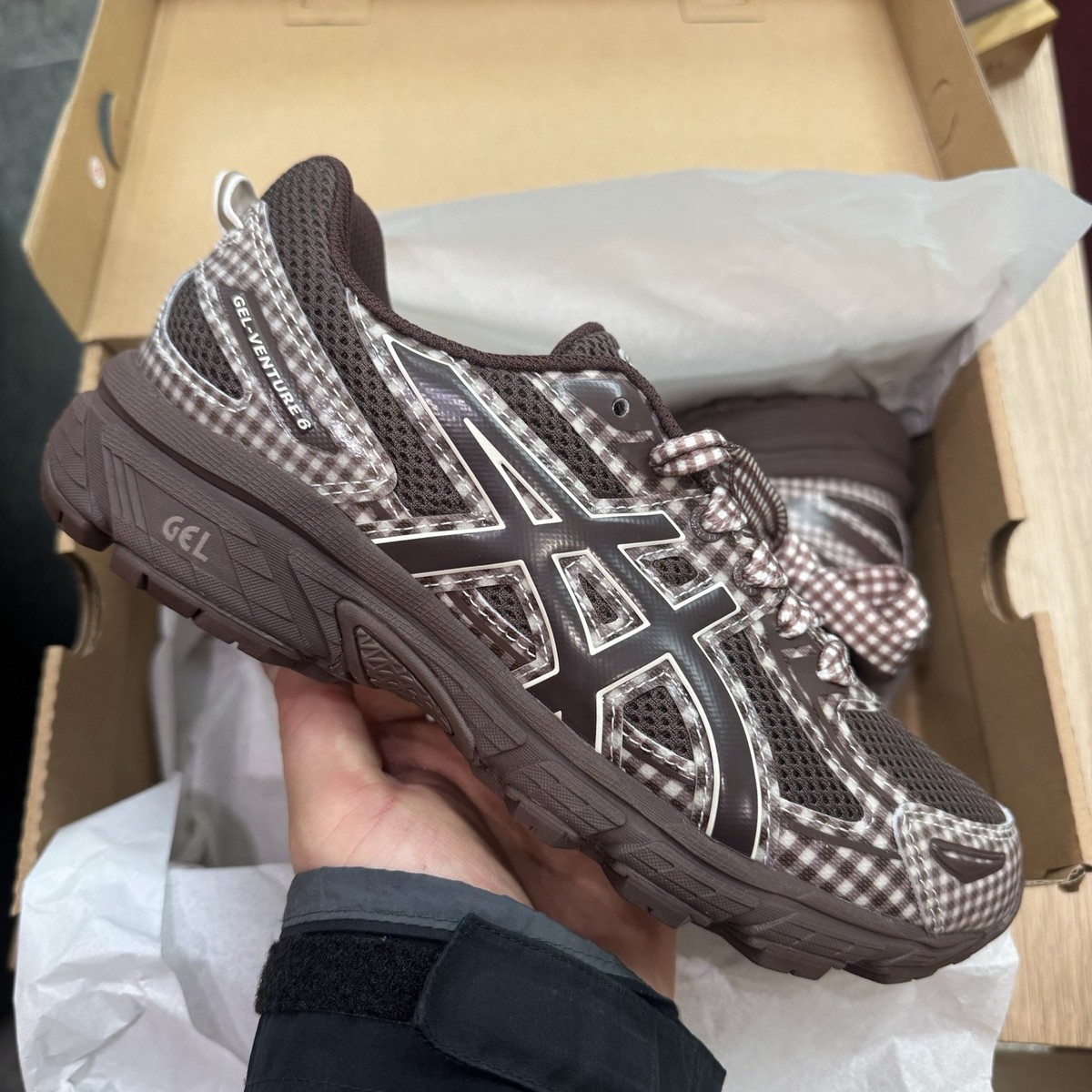 スニーカー ASICS Story mfg. Gel-Venture 6 Reddish Brown Gingham STORY mfg. x ASICS GEL-VENTURE 6 Pack Info | Hypebeast