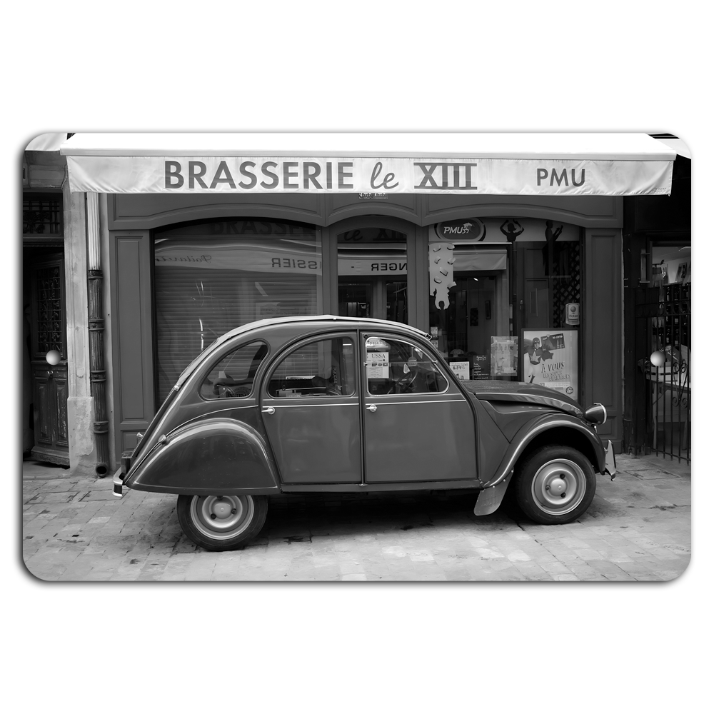 Vintage Charm: Brasserie le XIII Classic Car Scene