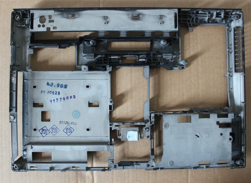 HP 8460P COVER INFERIORE BOTTON CASE 642749 - Foto 2 di 2