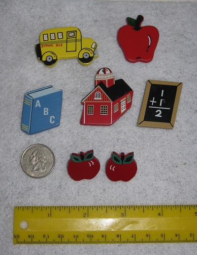 Charm a Teacher con este Lote de 5 Cubiertas y Pendientes de Botones CASA DE ESCUELA MANZANA - Imagen 2 de 3