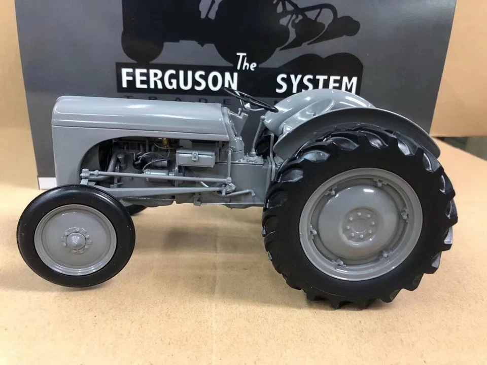 Universal Hobbies 1/16 FERGUSON TEA 20 1949 Tractor Diecast Model UH2690 - Image 3 of 4