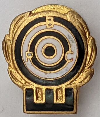 Vintage Emaille Pin Anstecker zeigt Buchstaben B, C & P auf schwarz-weißem Hintergrund