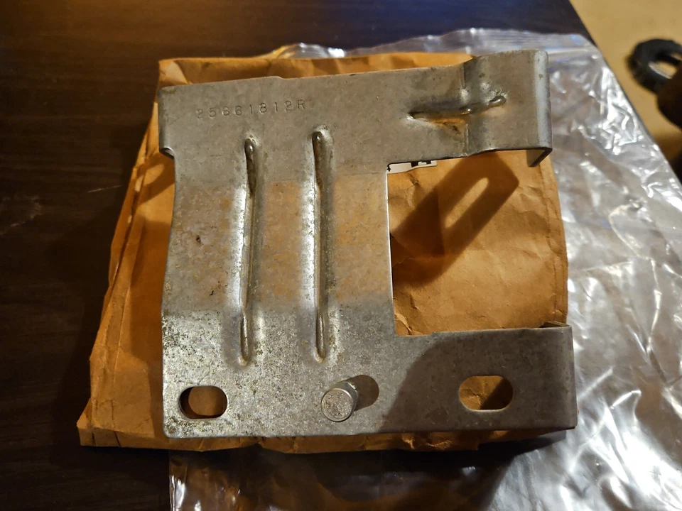 Panel de montaje de lámpara de faro derecho NOS GM 25661812 para Pontiac Bonneville 97-98  Foto 3 de 4