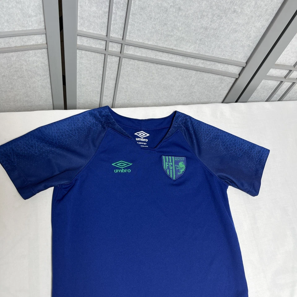 Camiseta de fútbol Umbro Manchester FC para niños talla pequeña 6/7 - buen estado Foto 2 de 4