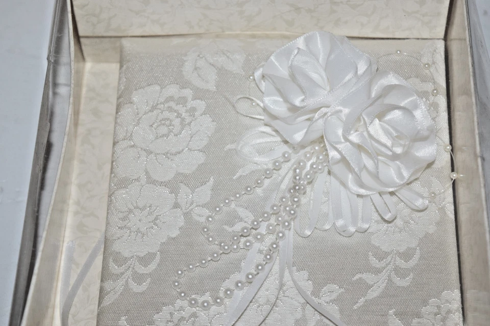 Libro de visitas Lillian Rose faja blanca con caja Foto 2 de 4