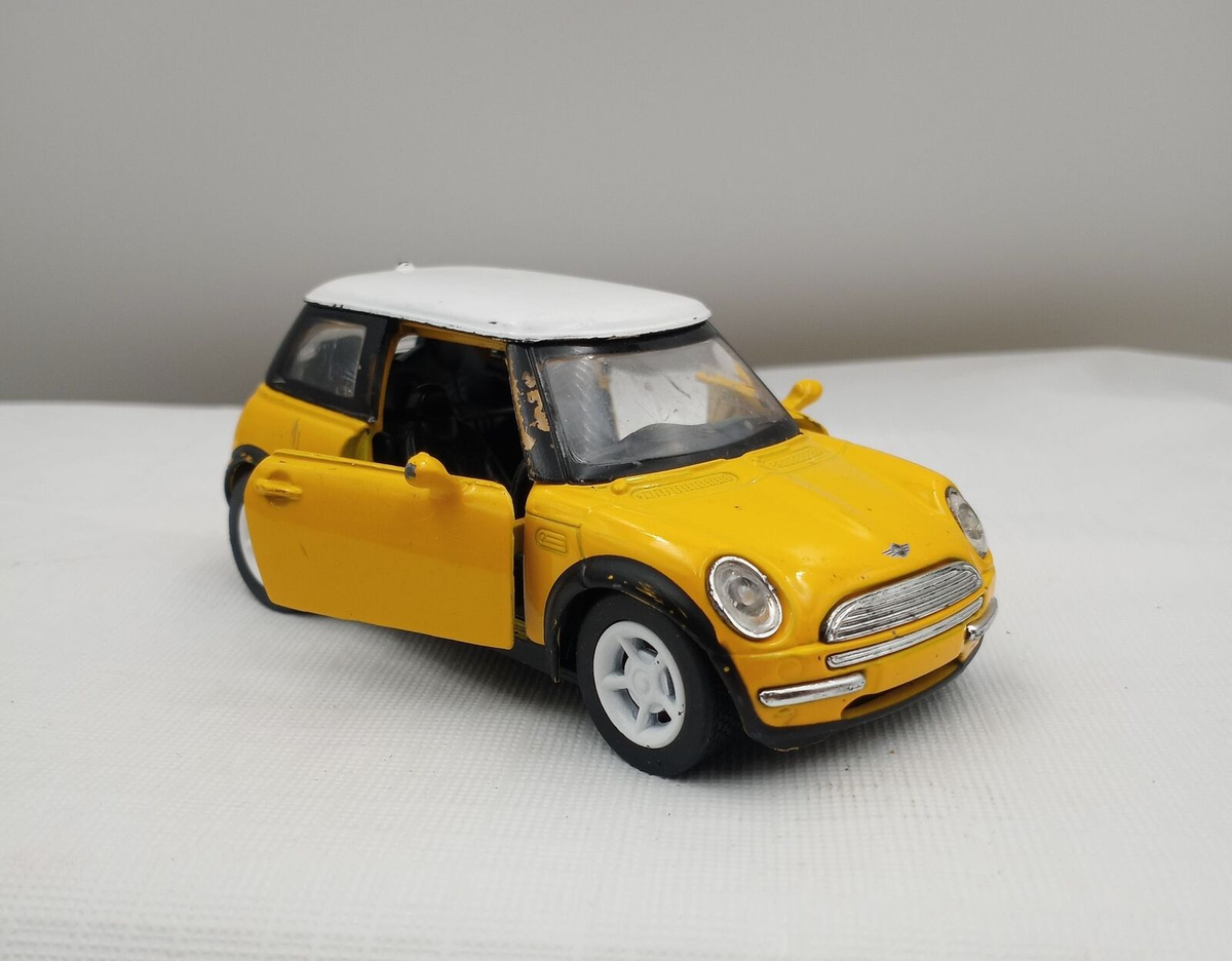 Mercedes-Benz W123 230CE Coupé 1976 Jaune 1/43 Minichamps 940032222