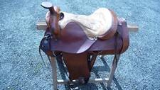 Selle western, peu servie. très bon état. Dessous en peau de mouton.