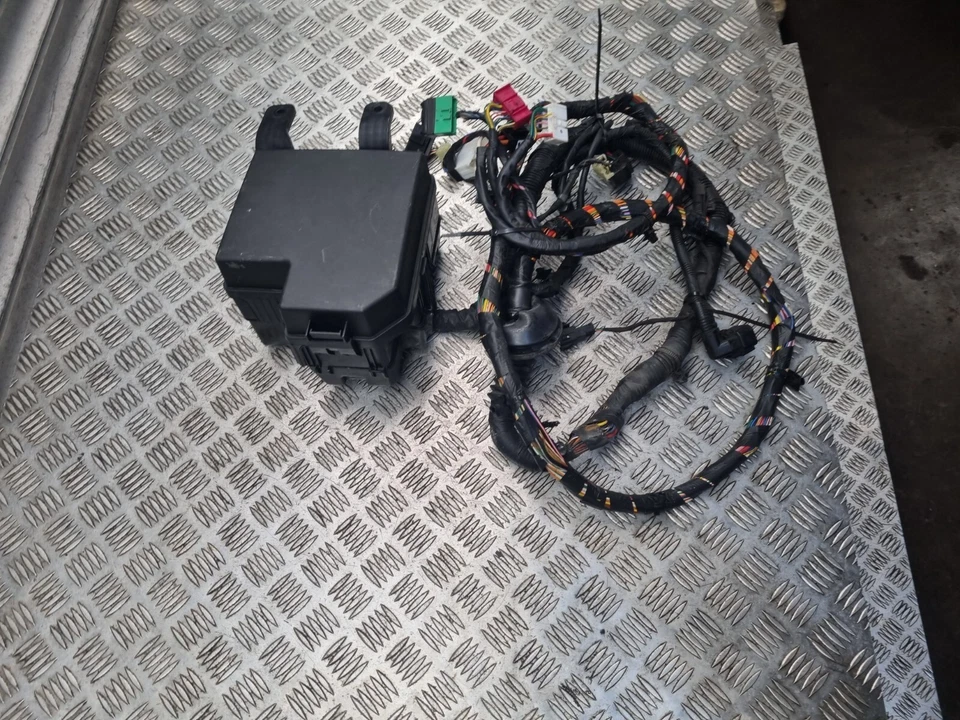 KIA SORENTO UNDER BONNET FUSE BOX & WIRING LOOM 2.2 DIESEL MK2 2010 - 2014 - Image 4 of 4