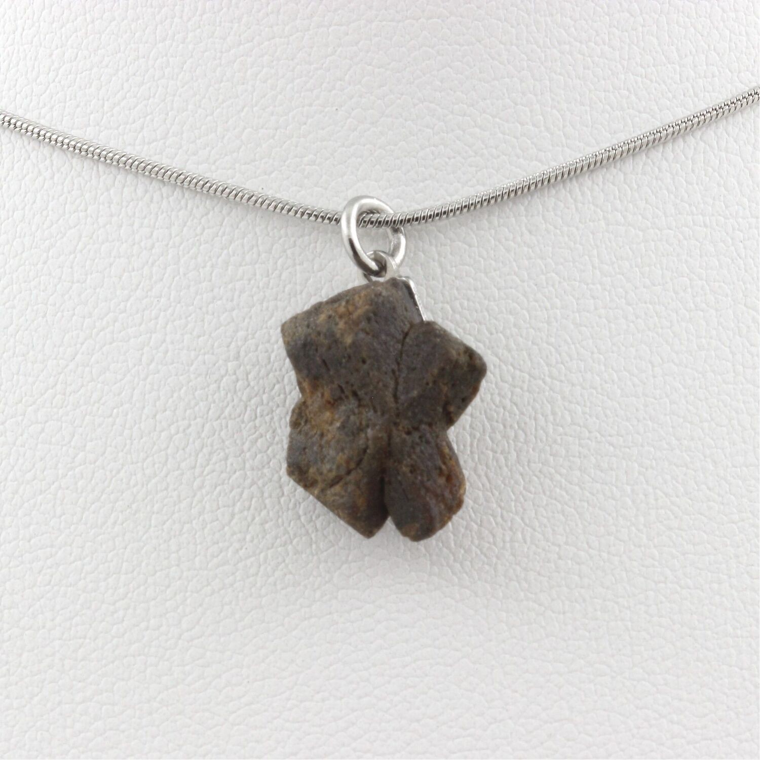 Collier staurolite brute de Coray le bijou ethnique idéal pour vos voyages