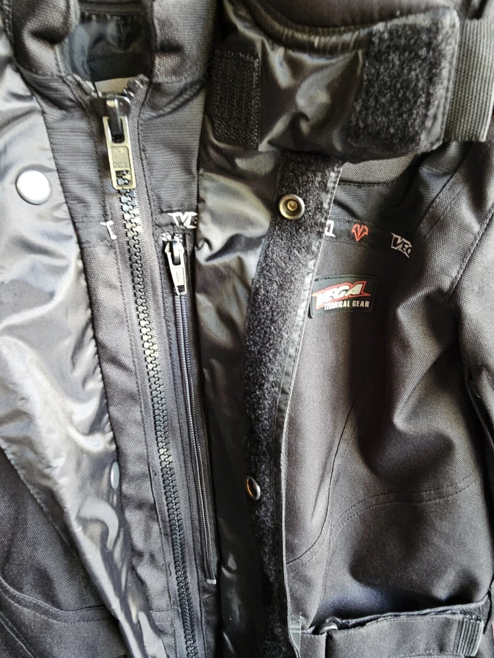 NUEVO CON ETIQUETAS - VEGA Technical Gear Pack Chaqueta de Calle para Adultos, TALLA XS Foto 4 de 4