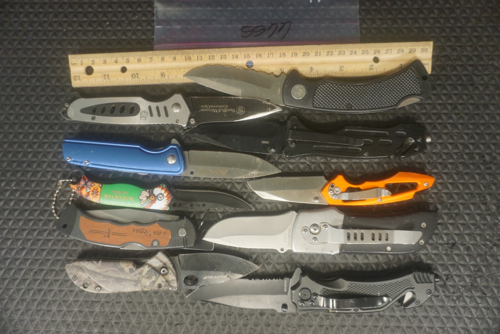 6655    Ten assorted pocket knives