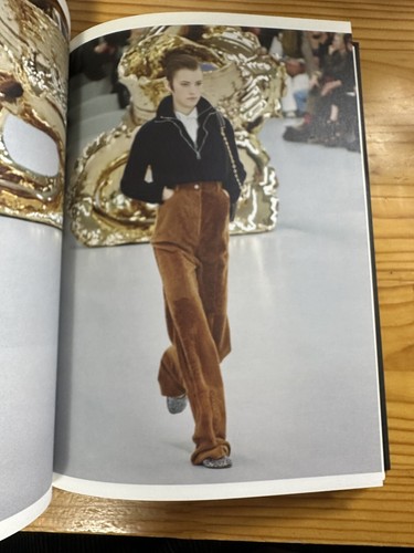 Loewe issue 2 Spring Summer 2024 look book Catalog - Picture 11 of 16