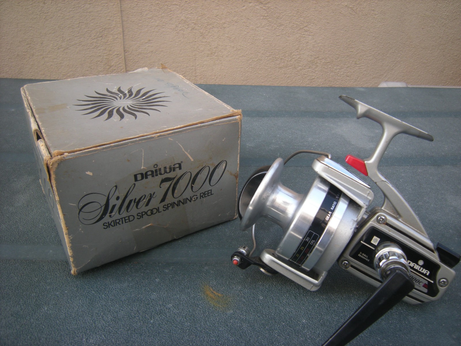 Vintage DAIWA 7000C Skirted Spool Large Silver Series Spinni