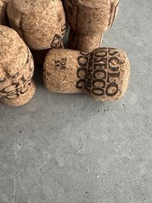 Lote de 64 Corchos de Champagne Usados Algunos Etiquetados Artesanías Decoración Arte para Upcycle Boda
