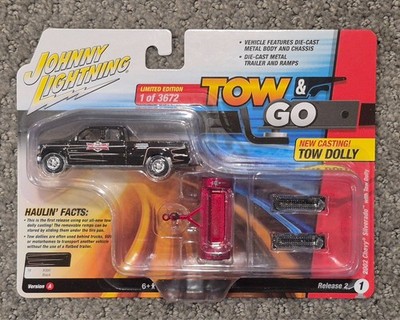 Johnny Lightning Tow & Go 1:64 2002 Chevy Silverado with Tow Dolly