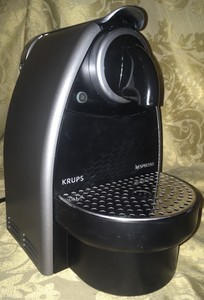 XN 2125 Cafetera Nespresso Essenza automatica Flow Stop
