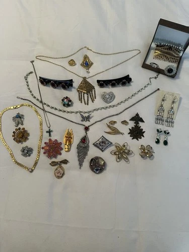 Vintage Estate Costume Jewelry Lot ! Brooches, necklaces, rings, earrings!