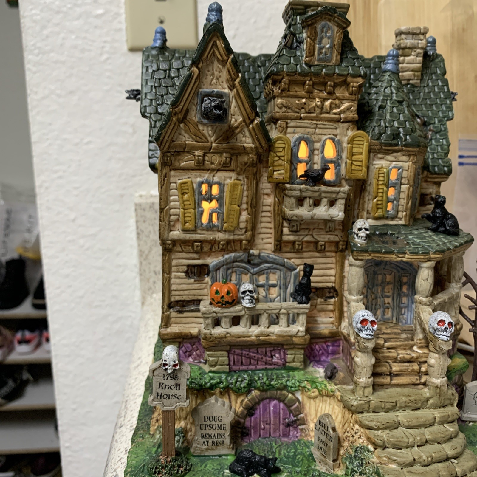 Lemax Spooky Town 2019 Haunted Knoll Porcelain Lighted House - Tested & Working