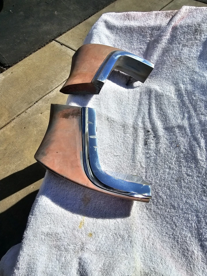 Buick Lesabre Wildcat 1965 diestro cuarto trasero extensiones GM OEM par de extensiones Foto 2 de 4