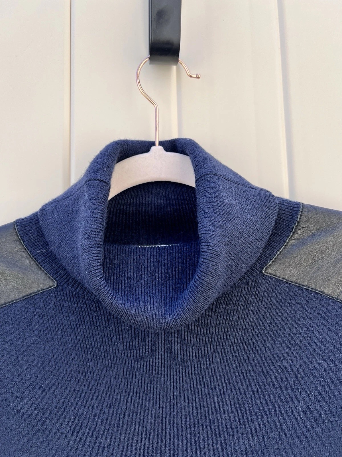 Mini abito Kate Spade misto lana blu navy con toppa in pelle sulle maniche grande