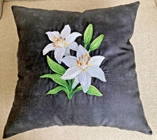 Wielkanocna lilia kwitnie na czarnej maszynie haftowana poduszka akcentująca 12 1/2" STATKI GRATIS