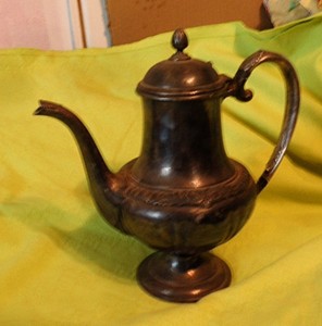 VTG/ ANTIQUE SILVER PLATED TEA POT WITH HANDLE AND HINGED LID