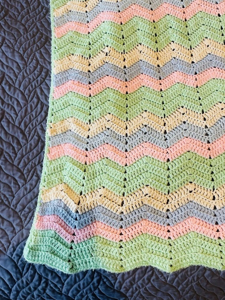 "Manta de bebé de ganchillo hecha a mano verde, azul, tostado y rosa patrón Chevron 50""x 40""" Foto 4 de 4
