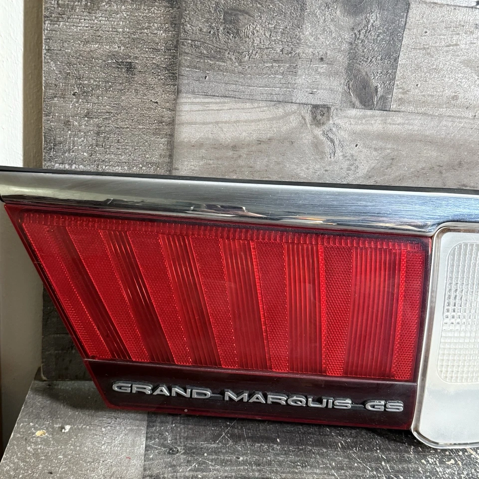 Luz trasera central tapa maletero Mercury Grand Marquis 1998-2002 Foto 2 de 4