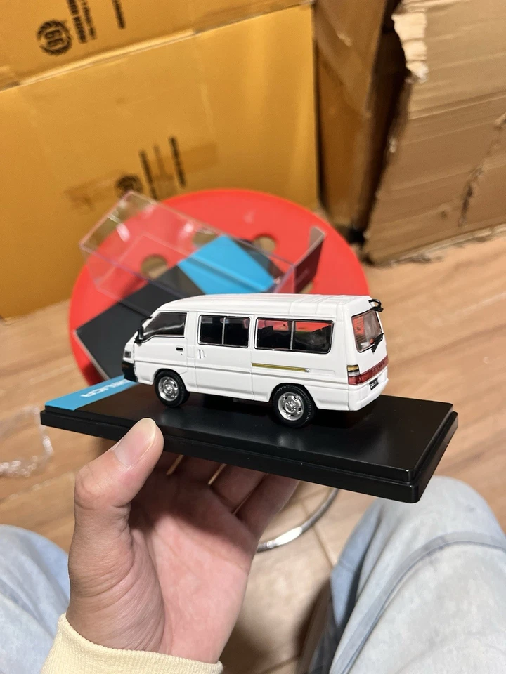 Coche modelo diecast furgoneta autobús de pasajeros blanco Mitsubishi Delica escala 1:43 Foto 3 de 4
