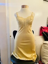 Vintage Vanity Fair nylon nigth gown, Beautiful, Excellent Condition, Size 32