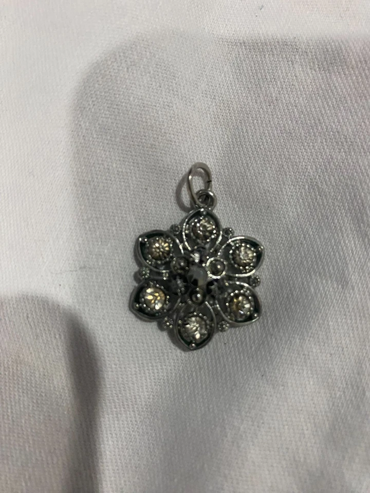 Dije de flores con cristales blancos y negros Foto 2 de 4