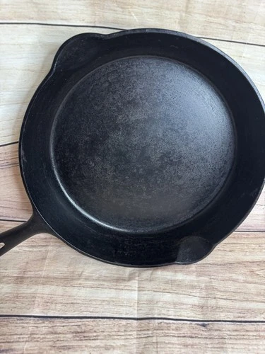 Vintage Griswold No. 9 Cast Iron Skillet 710H Dual Spouts Small Block Logo Pan