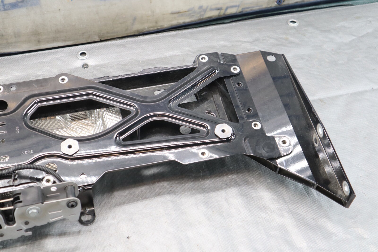 2022 2023 AUDI R8 V10 5.2L AWD OEM REAR PANEL SPACER LATCH ASSY 4S7813298B