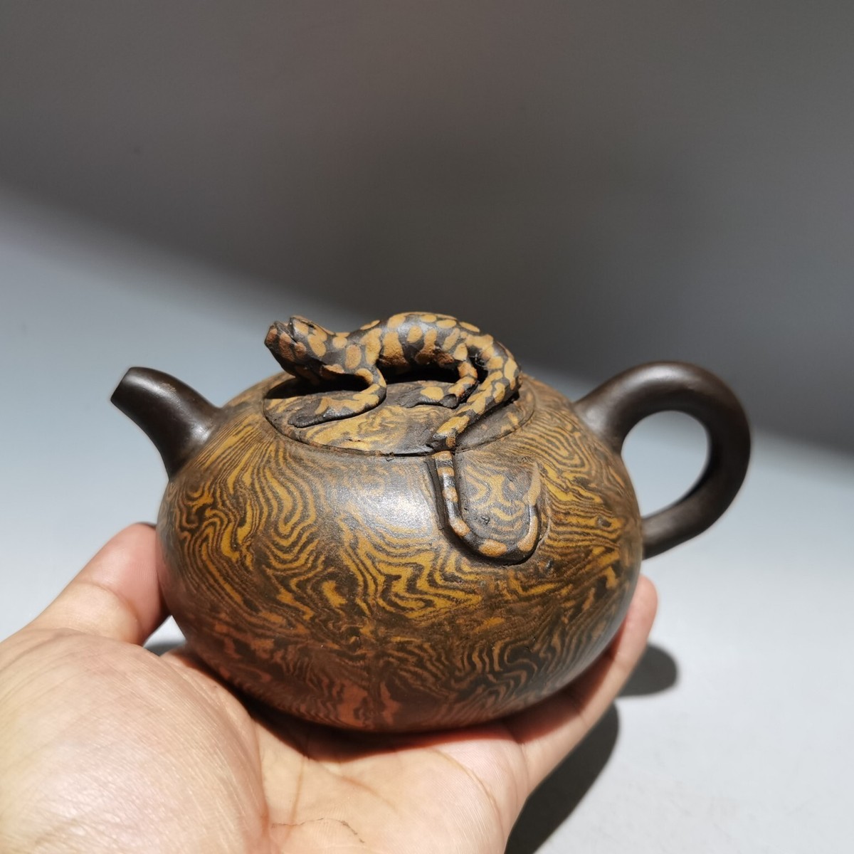 China Yixing Zisha Clay Handmade carved lizard Kung Fu Tea