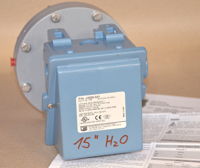 United Electric J402K-541 Differential Pressure Switch 15'' H2O NEU OVP