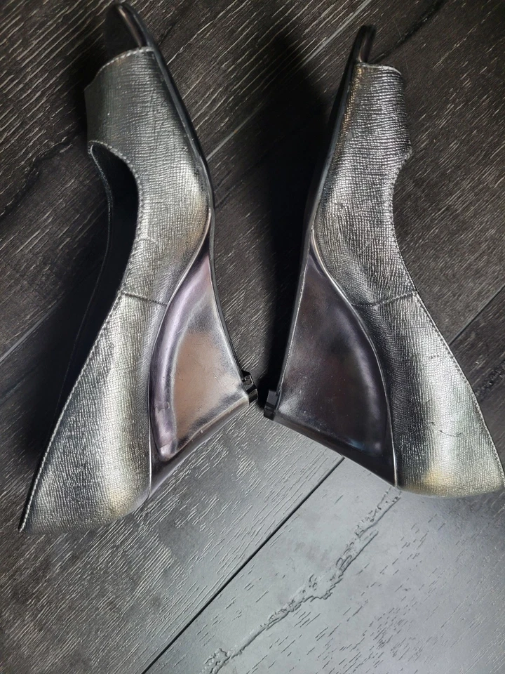 Zapatos de cuña Bandolino para mujer plateados brillantes hechos por el hombre flexibles punta abierta talla 5M Foto 4 de 4