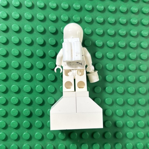 LEGO Classic Spaceman White Statue Minifigure - 5974 Space Police Galactic SP103 - Picture 2 of 5