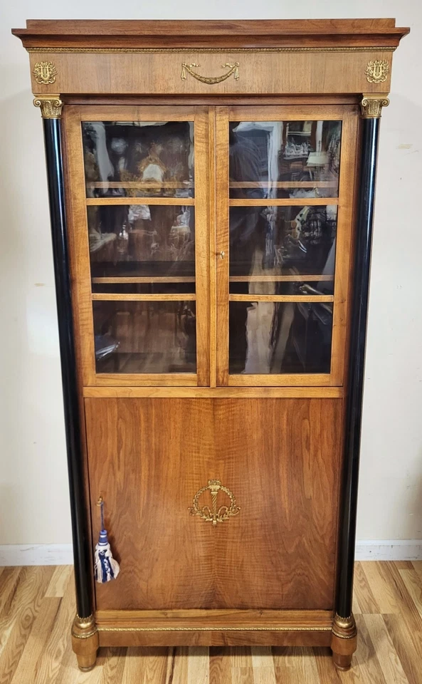 Antigua vitrina caninet de exhibición Imperio columna de ébano montada en bronce de nogal francés Foto 3 de 4