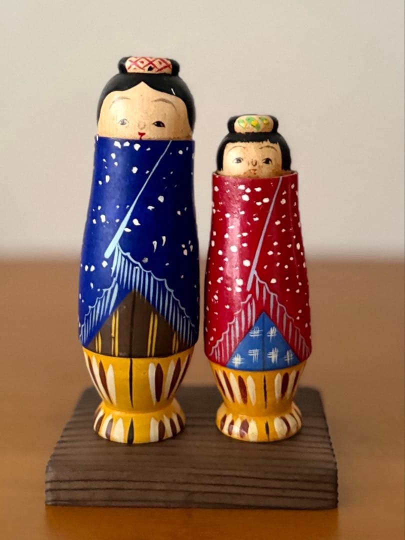 Saemon Vintage Kokeshi Dolls Pair with Wooden Box 9cm Winter Design