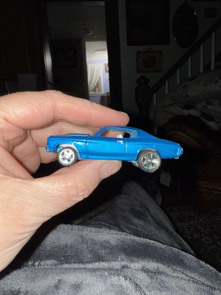 Hot Wheels Phils Garage 70 Chevelle SS Chase metálico AZUL Foto 2 de 4