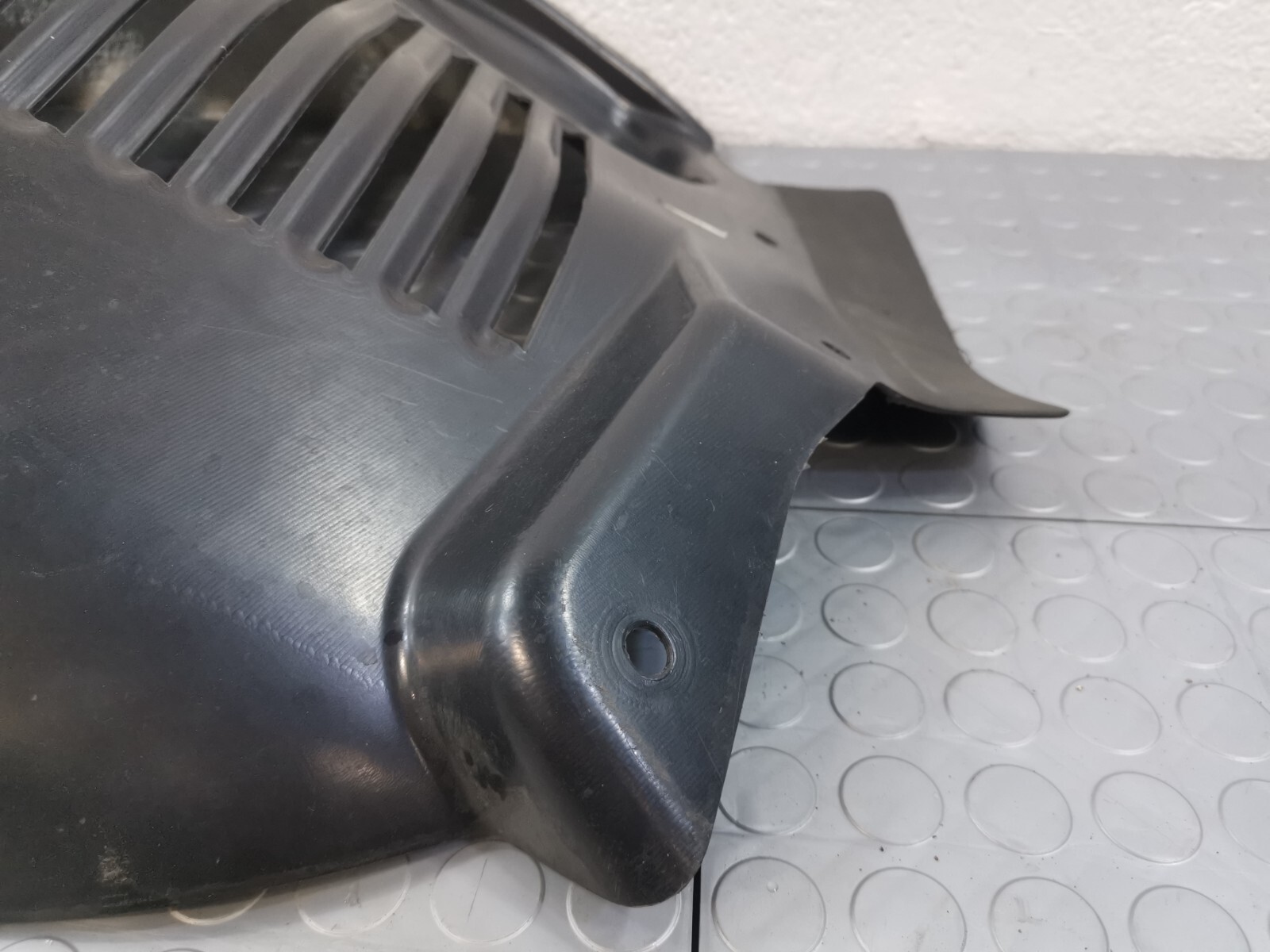 2013-2016 MASERATI QUATTROPORTE FRONT LEFT FENDER LINING SPLASH GUARD 670009197