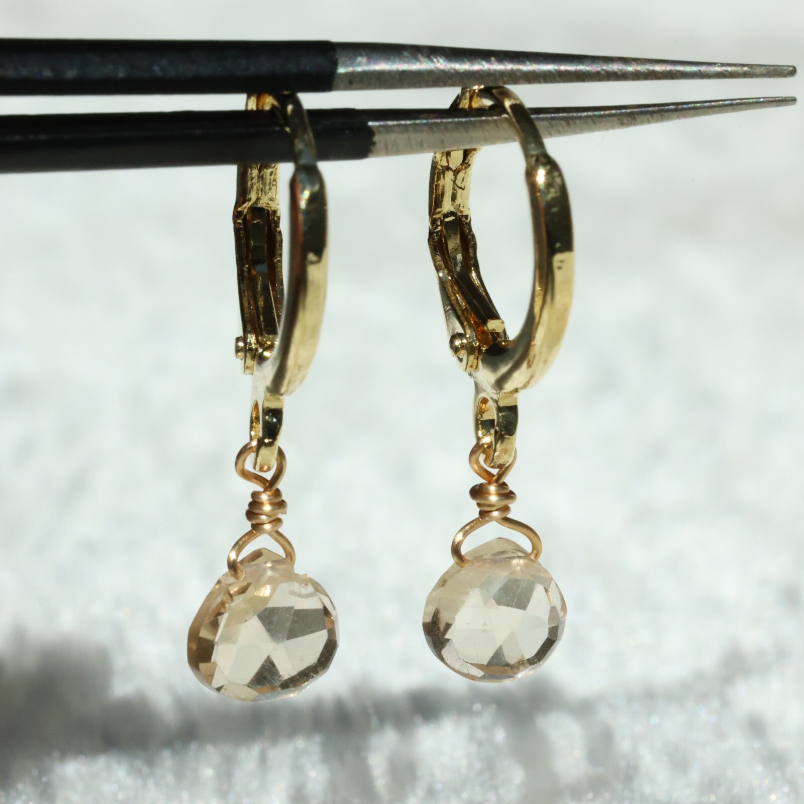 Boucles d'oreilles en or jaune et topaze naturelle, l'éclat précieux du fait main