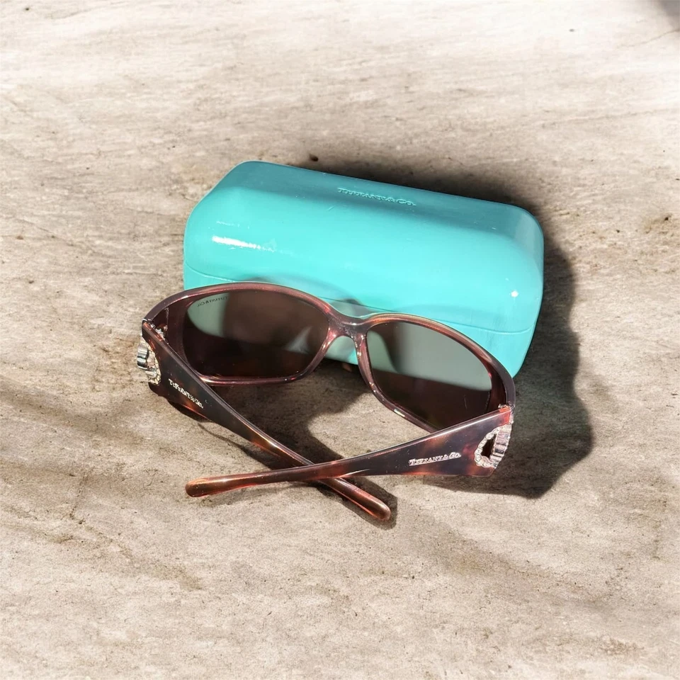 Gafas de sol Tiffany & Co. tortuga con detalle de diamantes Foto 3 de 4