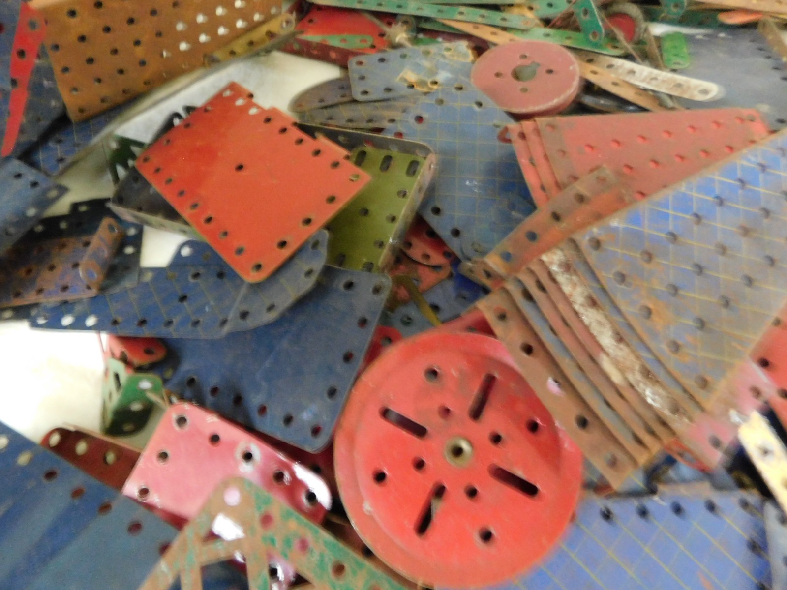 Vintage 18.5kg Meccano Joblot Spare Parts Wheels Cogs Screws Motor Plates etc