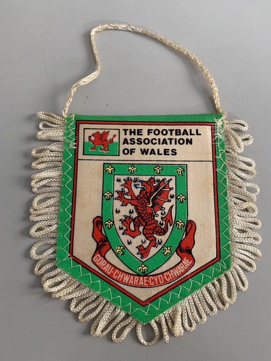 ancien petit FANION / WIMPEL PENNANT )) MONAGHAM UNITED * WALES
