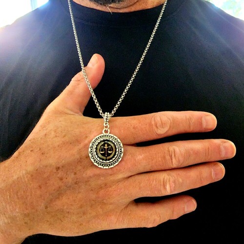 Men's Scales of Law Justice Charm Pendant Necklace for Lawyer Attorney Paralegal - 第 2/2 張圖片