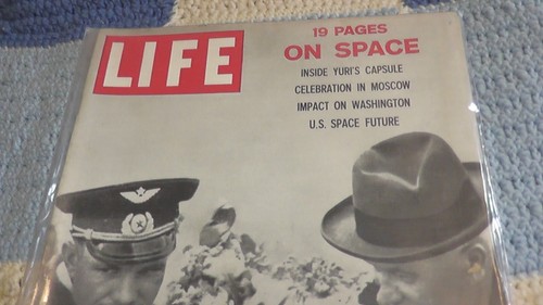 LIFE MAGAZINE APRIL 21 1961 U.S. OUTER SPACE YURI GAGARIN KHRUSHCHEV MOSCOW USSR - Picture 2 of 6